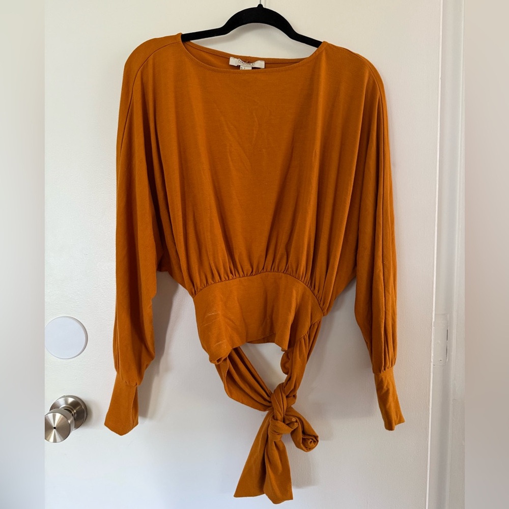 Cute Forever 21 golden long sleeve shirt that ties in the front size small